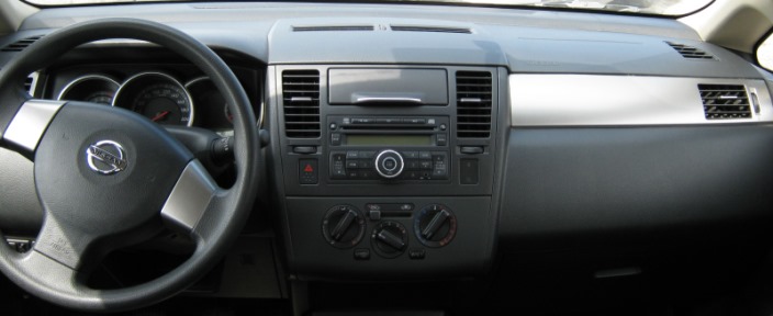 панель Nissan Tiida